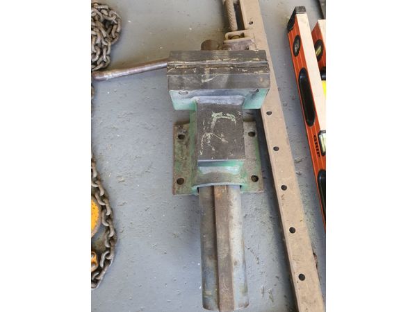 ~/upload/Lots/141727/AdditionalPhotos/7ef42c2dugkzs/Bench vice 150 mm jaw_t600x450.jpg